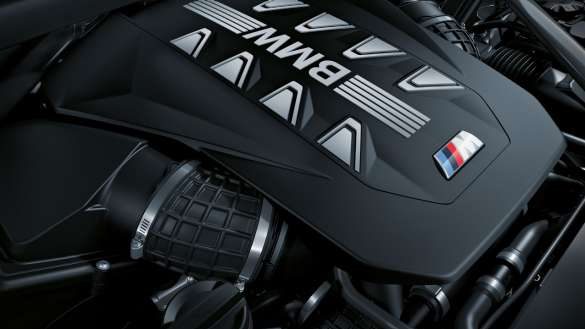 BMW X5 M60i xDrive G05 MP M TwinPower Turbo V8-Zylinder Motor Nahaufnahme